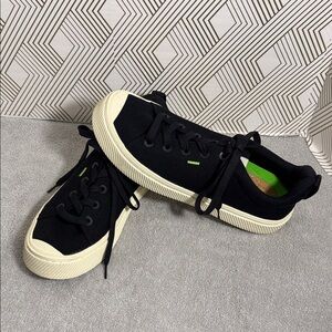 Cariuma sneakers unisex‎ men’s 8 or women’s 9.5